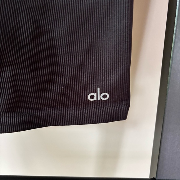 ALO Yoga Women's 5" Seamless Ribbed Favorite Short Size XS Stretchy - Picture 3 of 11